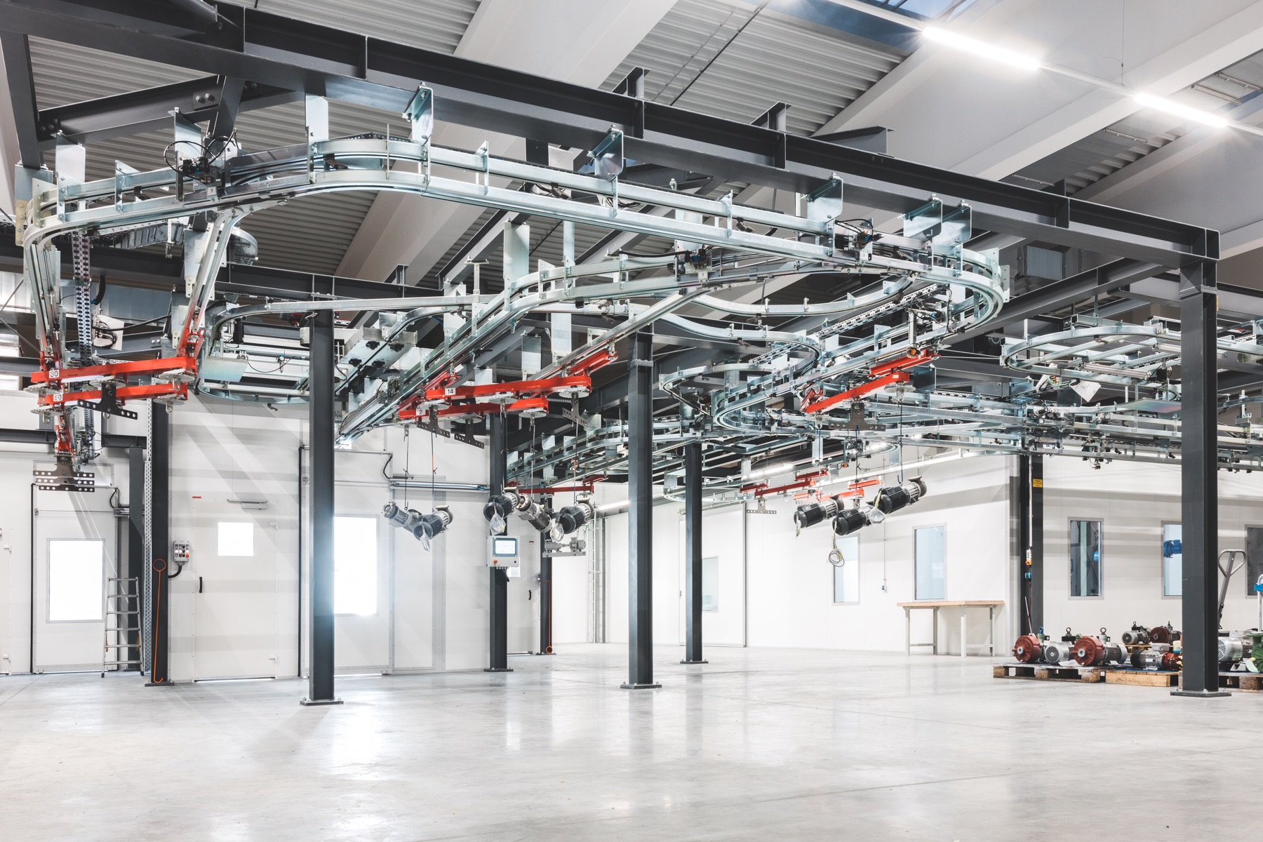 Technische Industrieanlage mit Fördertechnik und elektrischer Infrastruktur