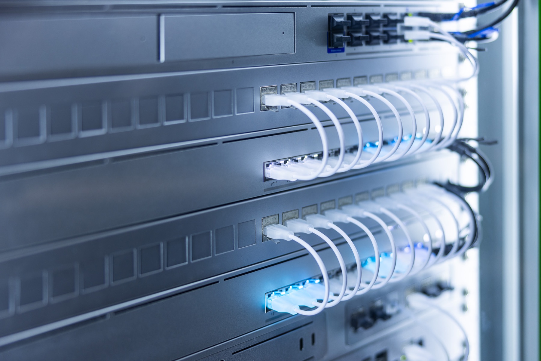 Strukturiert angeschlossene Netzwerkkomponenten in einem Netzwerkschrank